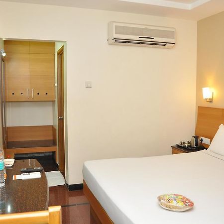 Malles Manotaa Chennai Exterior foto