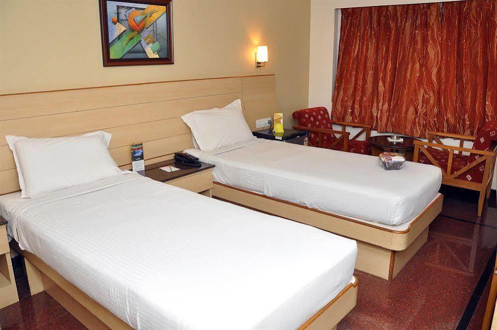 Malles Manotaa Chennai Exterior foto